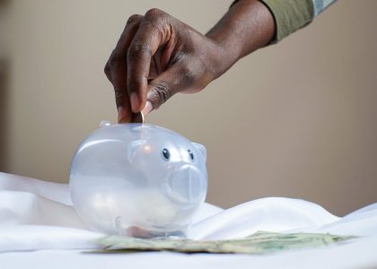 Cum să economisești bani fără să-ți schimbi stilul de viață